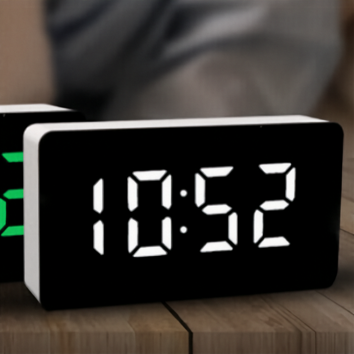 Reloj digital compacto de viaje con iluminación