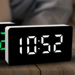 Reloj digital compacto de viaje con iluminación